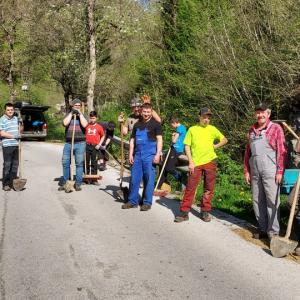 Čiščenje ceste in okolice v Volaki Foto: GAŠPER ČADEŽ
