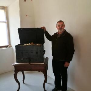 Mojster Andrej Gladek je za izdelavo replike Polikarpove skrinje potreboval 150 ur. Foto: Lidija Razložnik