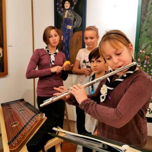 Program ob odprtju razstave so dopolnili mladi glasbeniki. Foto: Zvezdana Kralj