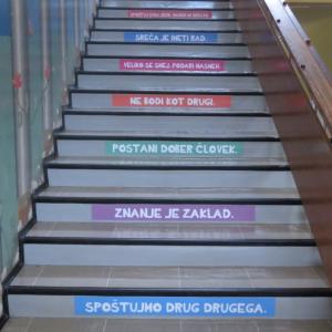 Stopnice na OŠ Ivana Tavčarja imajo po novem funkcijo učenja.
