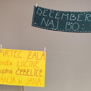 Otroci so v knjižnici pripravili razstavo, s katero sporočajo, kakšen naj bo december in vse leto. FOTO: ARHIV KNJIŽNICE