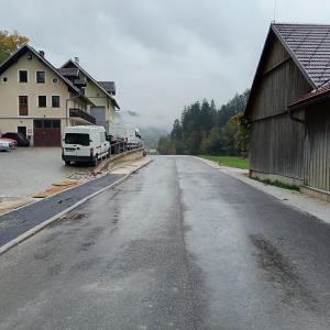 Na cesti Poljane–Volča so se lotili celovite sanacije prepustov in pripadajoče ceste v dolžini okrog 600 metrov. FOTO: IGOR KRŽIŠNIK