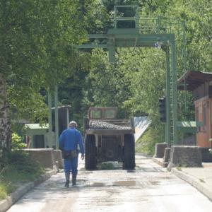 Slika 2: Radiometrična vrata na platoju P-11 v RUŽV, meritev sevanja gama tovora v kesonu jamskega kamiona