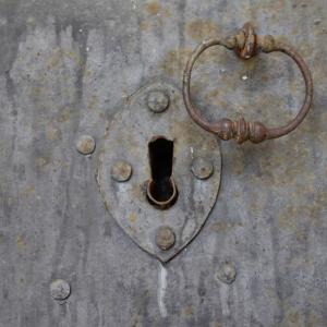 Fotografski utrinek: ključavnica na starih vratih v Piranu FOTO: ARHIV FOTOGRAFSKEGA KROŽKA
