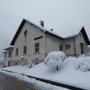 Zaradi poškodb na obstoječem objektu šole, ki so nastale ob poplavah avgusta 2023, so se v Javorjah odločili za gradnjo nove šole. FOTO: JURE FERLAN
