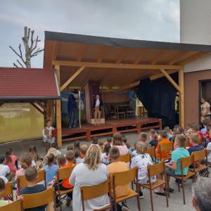 Otroci in starši so si na odru pred župniščem na Trati pozorno ogledali oratorijsko igro o Hobitu. FOTO: JURE FERLAN