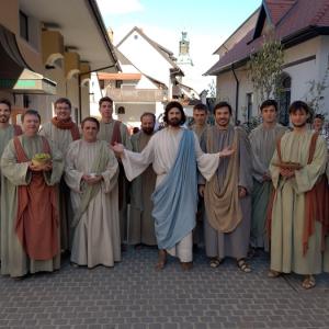 V prizoru Zadnja večerja so nastopali igralci iz Poljan in okolice. FOTO: JURE FERLAN