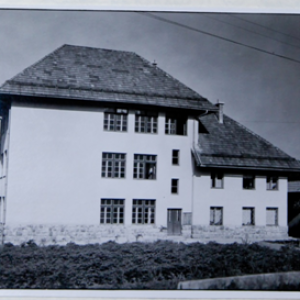 PŠ Lučine 1947  Podpis: Lučinska šola leta 1947. Avtor fotografije je neznan, hrani jo Martina Jelovčan.