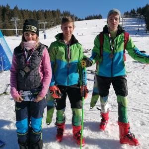 Eva Dolinar, Tadej Dolenc in Nace Božnar – najboljši smučarji na šoli FOTO: ARHIV ŠOLE