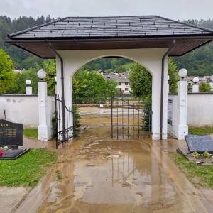 Delno je poplavilo tudi pokopališče v Gorenji vasi. FOTO: JURE FERLAN