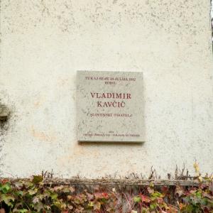 Na njegovi rojstni hiši v Podgori so odkrili spominsko ploščo pisatelju Vladimirju Kavčiču. FOTO: TINA DOKL