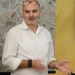 Tik preden se je sprejem v kleti zaključil, je nekaj besed v imenu gostiteljice, Gostilne Lipan, prisotnim namenil še domači Izidor Filipič. FOTO: ALENKA BRUN