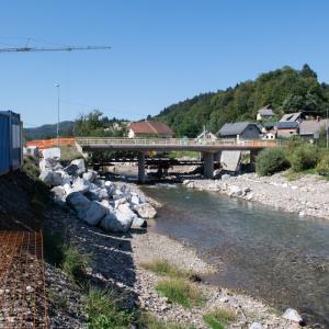 V Poljanah je ta čas obsežno gradbišče, saj so sredi izvajanja del za povečanje poplavne varnosti na tem območju. Foto: Primož Pičulin