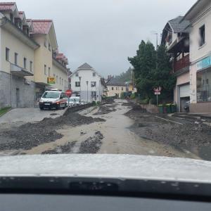 V ujmi leta 2023 je bilo tudi središče Gorenje vasi povsem preplavljeno z naplavinami. FOTO: ARHIV OBČINE