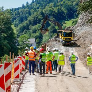Pri pregledu gradbišč je bilo ugotovljeno, da dela potekajo skladno s pogodbenimi roki in bodo dokončana do konca letošnjega oziroma sredine prihodnjega leta. FOTO: TINA DOKL