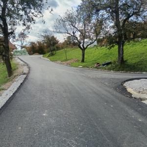 Občina je v sklopu odprave posledic poplav v avgustu 2023 končala sanacijska dela na plazovih vzdolž ceste Poljane–Smoldno–Gabrška Gora in rekonstrukcijo pripadajoče lokalne ceste. FOTO: IGOR KRŽIŠNIK