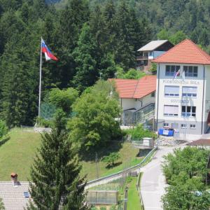 Najmlajšega datuma je zastava velikanka pri podružnični šoli na Sovodnju. Foto: Milka Burnik