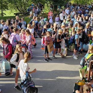 Gneča pred šolo v Poljanah na prvi šolski dan Foto: arhiv šole