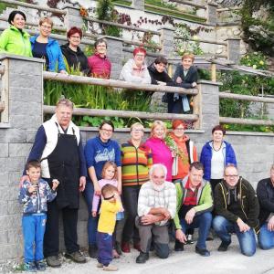 Udeleženci tečaja pred zeliščnim vrtom mentorice Vanje Frlic Šturm