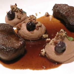 Jelenov file s kremo vijoličnega korenja, vloženimi borovnicami in posipom črnega oreha FOTO: ALENKA BRUN