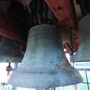 Veliki zvon cerkve na Trati z zaporedno številko 537 je izdelek Zvonarne in livarne Št. Vid nad Ljubljano. Foto: Jure Ferlan