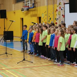 Otroški pevski zbor Mavrica se je predstavil s šolsko himno. Foto: Vito Debelak