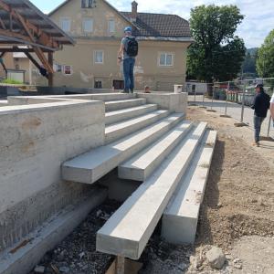 Spodnje vhodno stopnišče je že zgrajeno. FOTO: ARHIV OBČINE