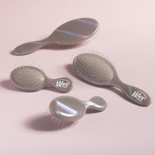 WetBrush Iridescence Chrome Detangling Duo – detajli ščetin in kovinski lesk