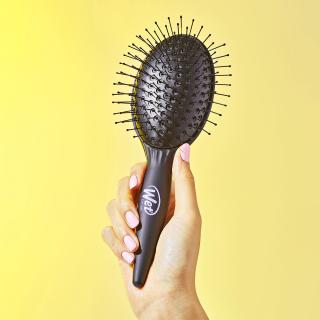 WetBrush Easy Blowout – ergonomičen ročaj in nežno razčesavanje brez bolečin