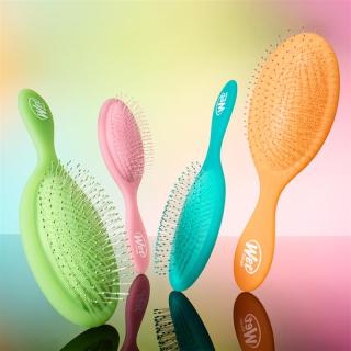 Wet Brush detangling krtača v enobarvni limetno zeleni barvi z mehkimi IntelliFlex® ščetinami.