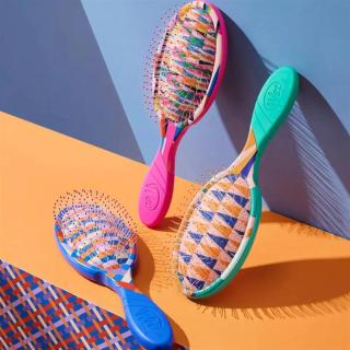 WetBrush Pro Detangler krtača z večbarvnim vzorcem in roza ročajem