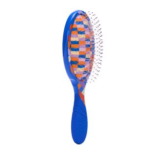 Modra Wet Brush Pro detangling krtača s prepletajočim se barvnim vzorcem in prožnimi ščetinami.