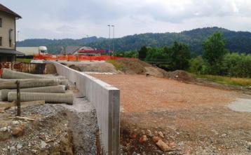 Gradnja podpornega zidu za objektom Kmetijske zadruge