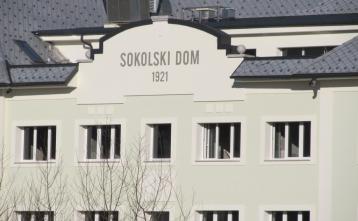 Na podlagi sklepa občinskega sklepa se bo objekt po novem imenoval SOKOLSKI DOM