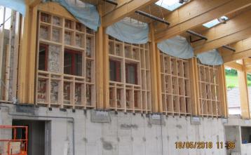 Montaža lesenih sten nove dvorane.