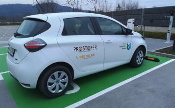 Storitev PROSTOFER se izvaja z električnim avto znamke Renault ZOE. Foto: Jana Oblak
