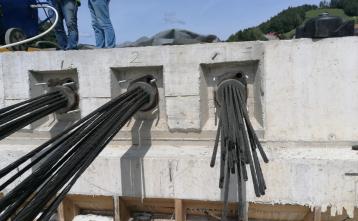 Napenjanje nosilnih kablov nove mostne konstrukcije