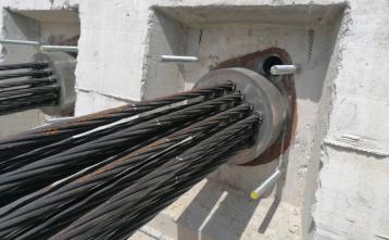 Napenjanje nosilnih kablov nove mostne konstrukcije