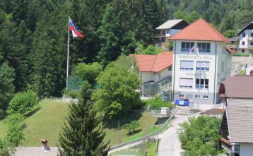 Zastava velikanka pri podružnični šoli na Sovodnju. Foto: Milka Burnik