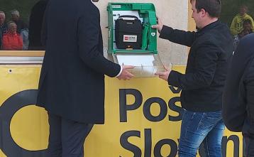 Avtomatski defibrilator (AED) je nameščen na fasado nekdanje šole v Leskovici