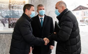 Sprejem predsednika vlade je sprejel in pozdravil Žan Mahnič, državni sekretar v Kabinetu predsednika Vlade RS. Foto: Vlada RS