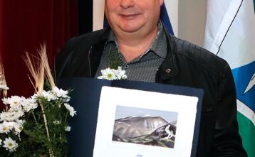 Stanko Bajt je prejel priznanje Občine Gorenja vas - Poljane za leto 2017 v imenu Uredniškega odbora knjižnih izdaj Moj kraj skozi čas, 1. in 2. del.