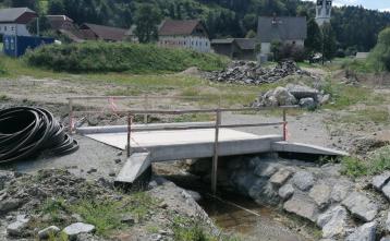 Most peš pot proti cerkvi