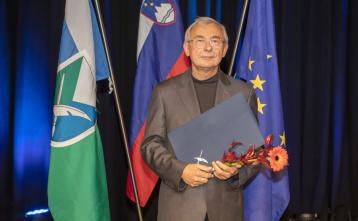 Goran Šušnjar, predsednik KD dr. Ivana Tavčarja Poljane je prevzel bronasto priznanje. Foto: Viktor Debelak