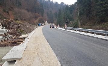 Asfaltiranih prvih 500 metrov ceste od Hobovš proti Fužinam. Foto: arhiv občine