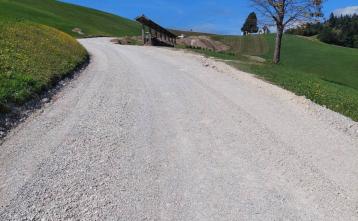 Menjava ustroja ceste v debelini 70 centimetrov od odcepa Jezeršek do zvona pri Ermanovcu. Foto: arhiv občine