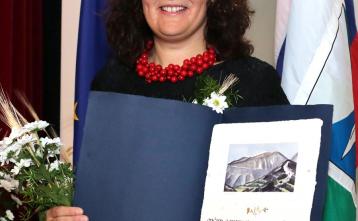 Maja Kokalj, vodje enote, je prejela priznanje Občine Gorenja vas - Poljane za leto 2017 v imenu Podružnične šole Javorje.