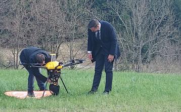 Za dostavo avtomatskega defibrilatorja na lokacijo dogodka z dronom je poskrbelo podjetje OneDrone