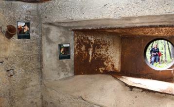 Notranjost bunkerja s karikaturami