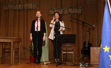 Himno sta zapeli Tanja Štibelj in Brigita Šolar. Foto: Vito Debelak